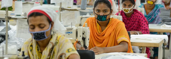 Dlhá pracovná doba, nízke mzdy či znásilnenia. Aj toto je cena za lacné tričko z fast fashion reťazcov