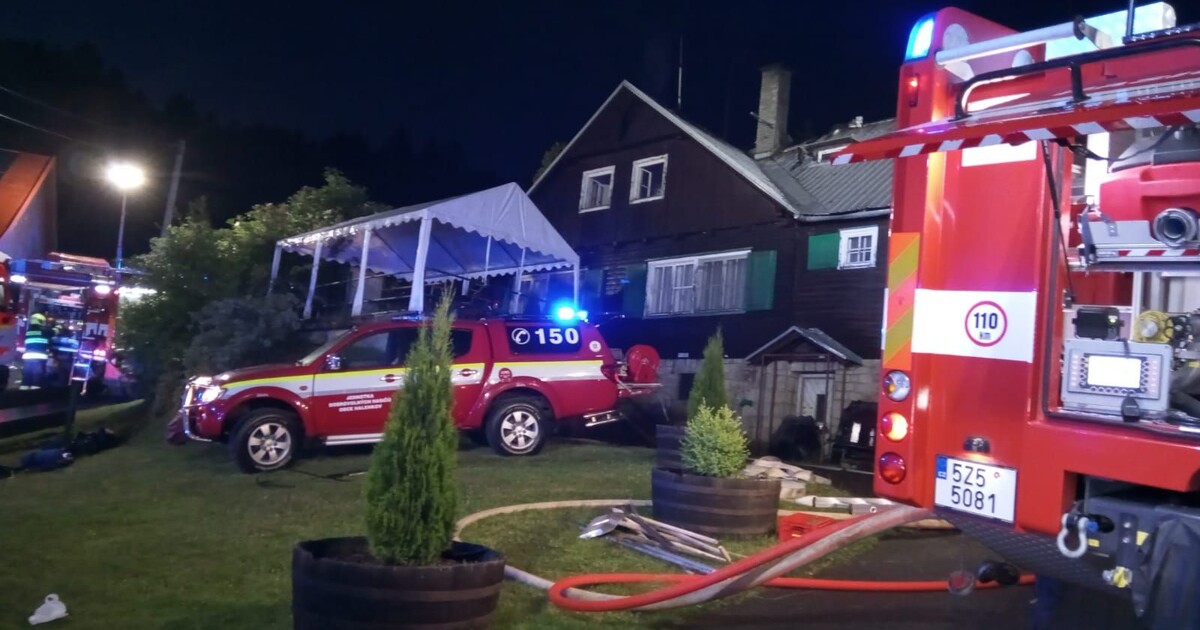 Vsetínští hasiči zasahovali u požáru rekreační chaty. Evakuovali z ní leguána