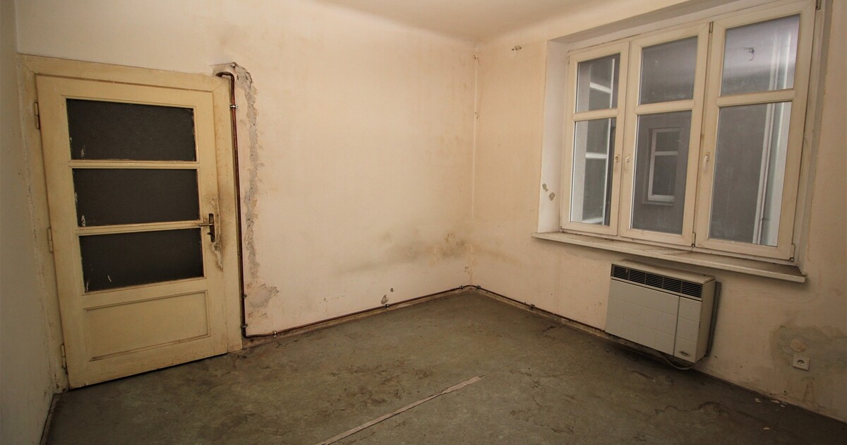 GALERIE: Záchod v kuchyni za mega? Tohle peklo z realitní inzerce tě rozseká