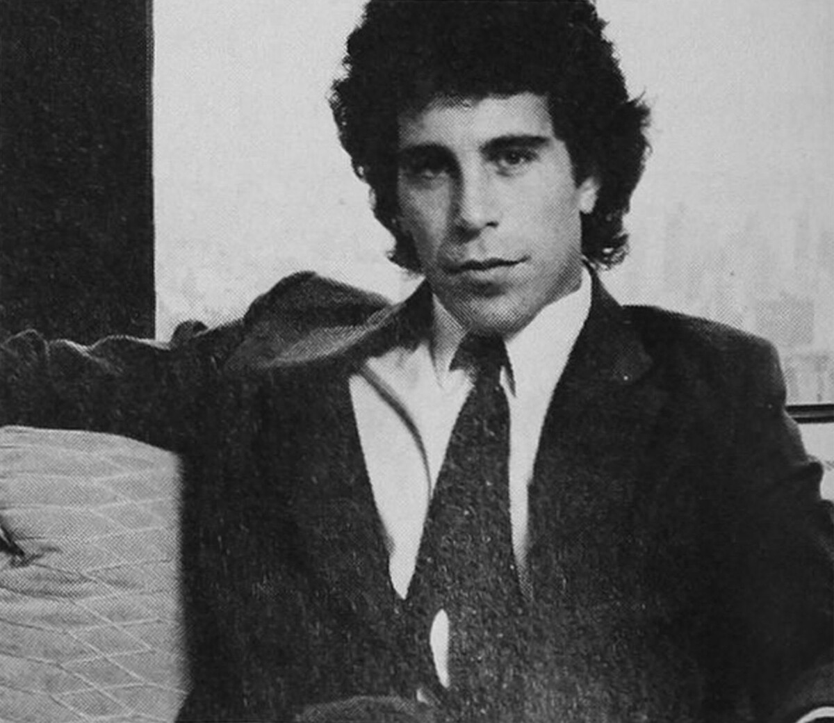 Jeffrey Epstein na fotce v Cosmopolitanu v roce 1980.