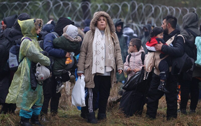 VIDEO: Šialenstvo na bielorusko-poľskej hranici: masy utečencov skandujú „Nemecko“, držia pri tom za ruku svoje uzimené deti.