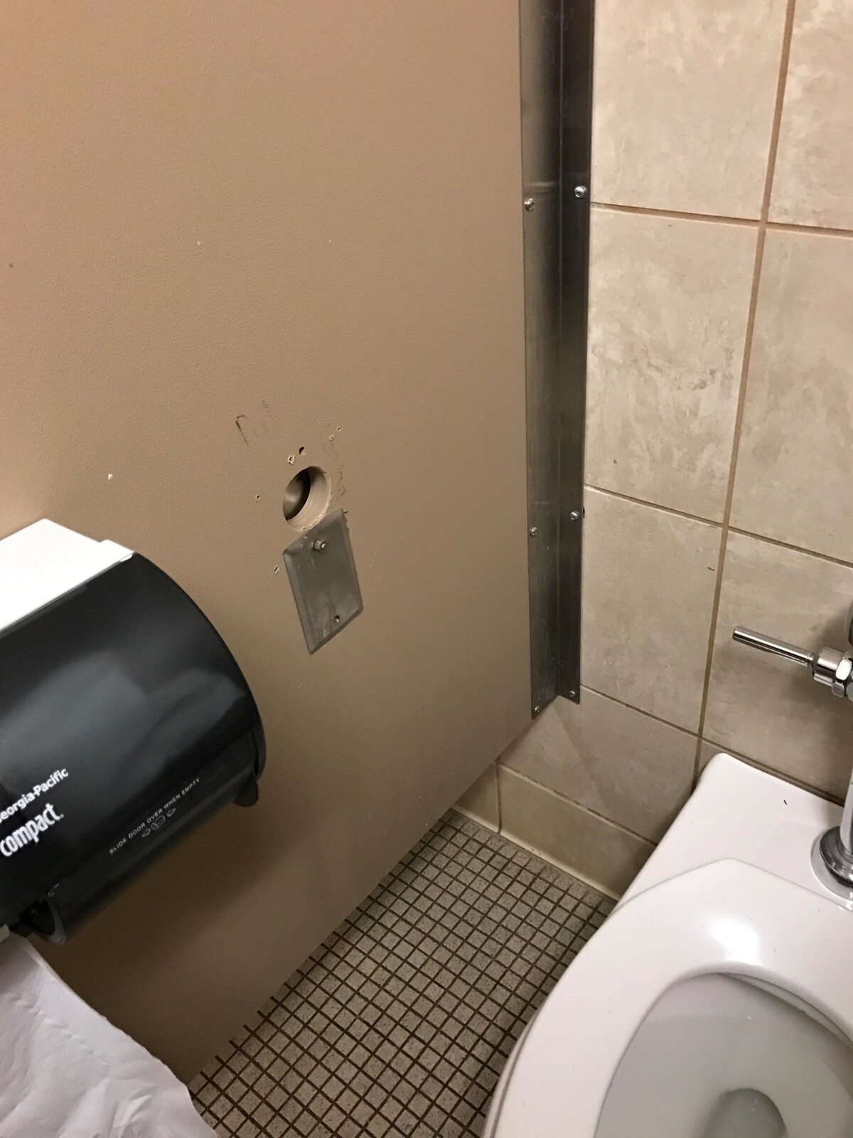 Tzv. „glory hole“ na verejných toaletách.