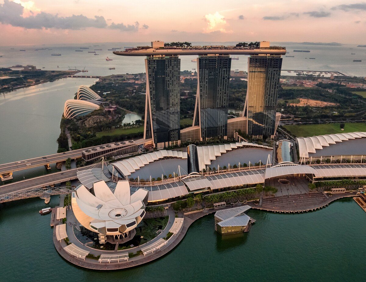 Najluxusnejší hotel v Singapure má na streche najdlhší bazén na svete a ponúka úchvatný výhľad na panorámu mesta. 