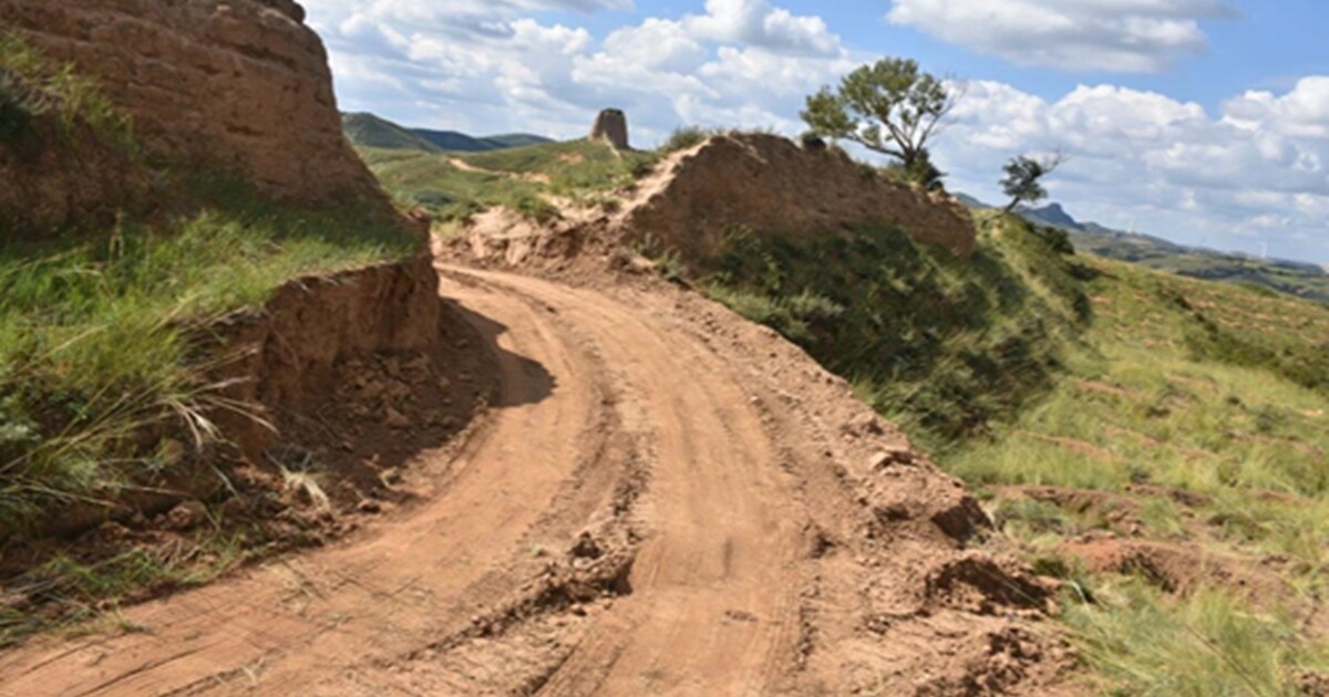 Velkou čínskou zeď poškodili bagrem dva dělníci. Chtěli si zkrátit cestu