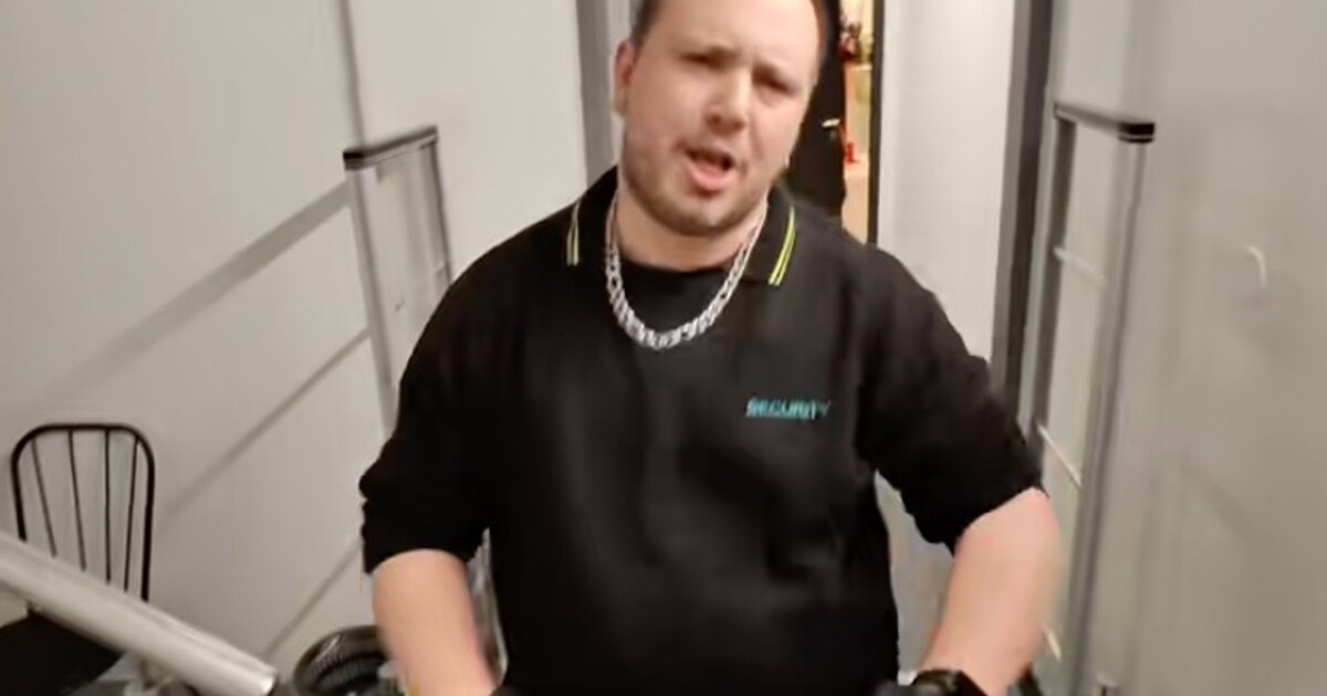 VIDEO: Člen ochranky Albertu v Brně sprostě nadával muži. Už byl postaven mimo službu