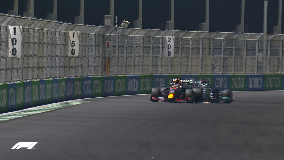 Hamilton vrazil do Verstappena, keď mu prepúšťal pozíciu.