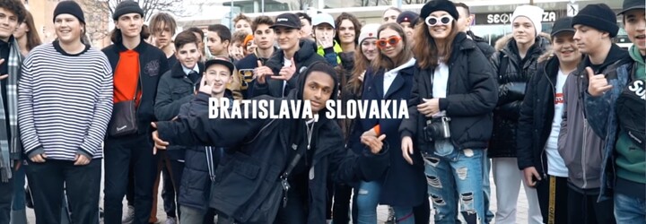 Bizarnosti jako tričko na mikině, tkaničkou omotané kalhoty a pěticiferné sumy. Slavný youtuber se zajímal o cenu outfitů na Slovensku