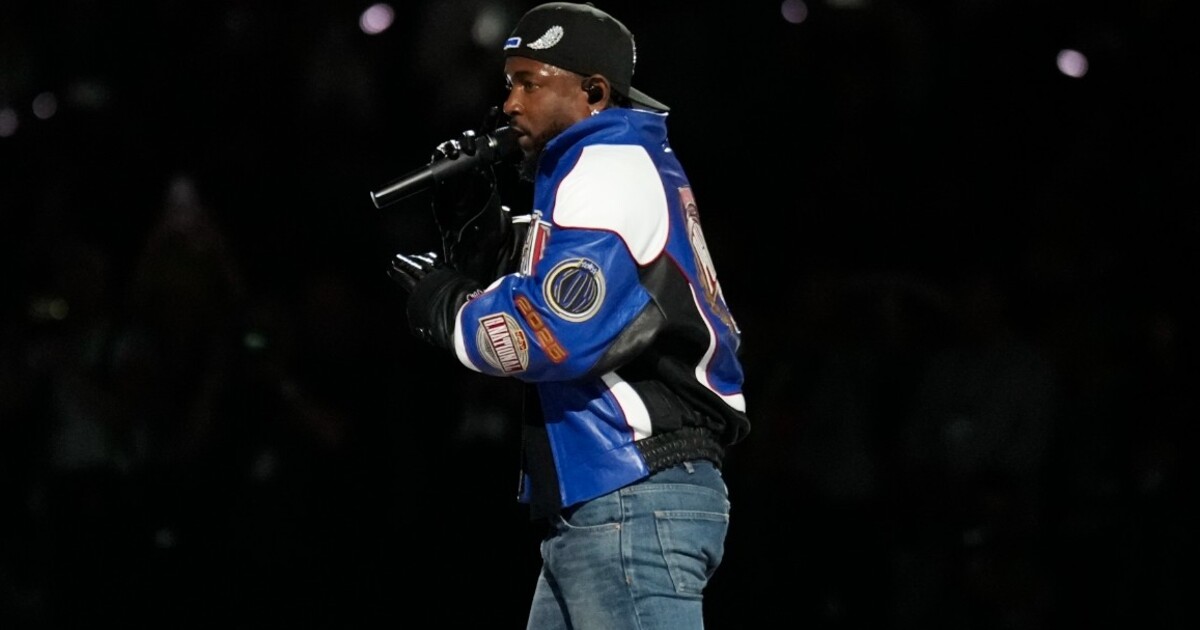 Internet se baví džíny, které měl Kendrick během Super Bowlu. Přirovnávají ho k Hannah Montaně