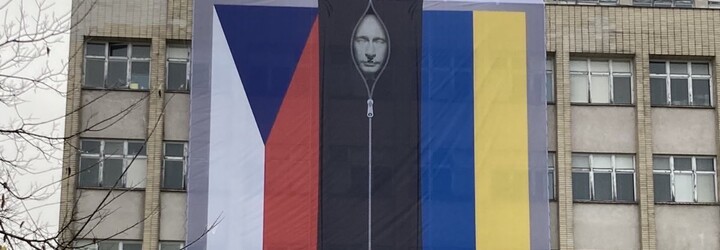 České ministerstvo vnútra vyvesilo na budovu Putina vo vreci na mŕtvoly spoločne s českou a ukrajinskou vlajkou