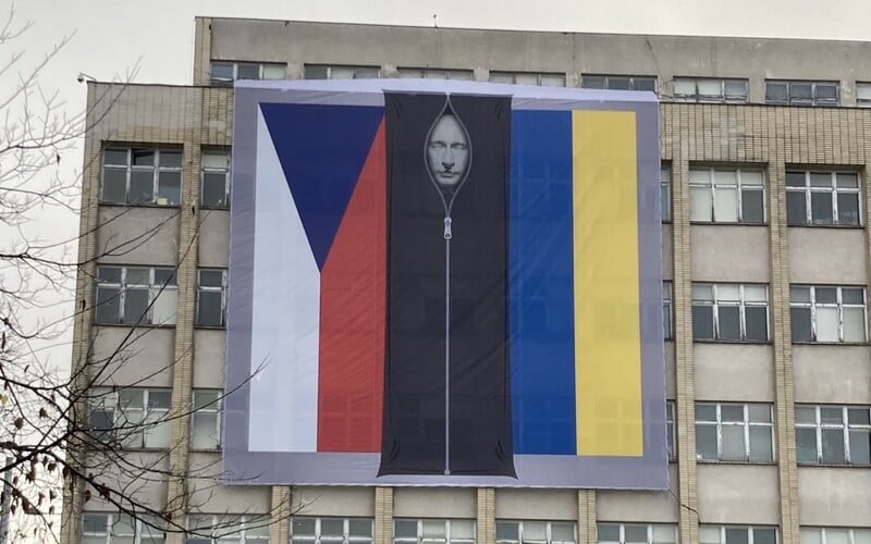 Ministerstvo vnitra na budovu vyvěsilo Putina v pytli na mrtvoly společně s českou a ukrajinskou vlajkou.
