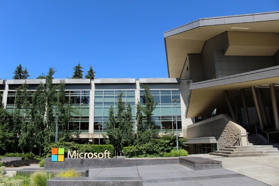 Jak se nazývá město a stát USA, odkud pochází technologický gigant Microsoft?