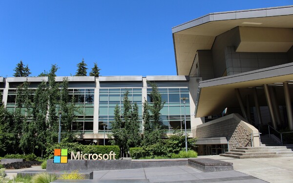 Jak se nazývá město a stát USA, odkud pochází technologický gigant Microsoft?
