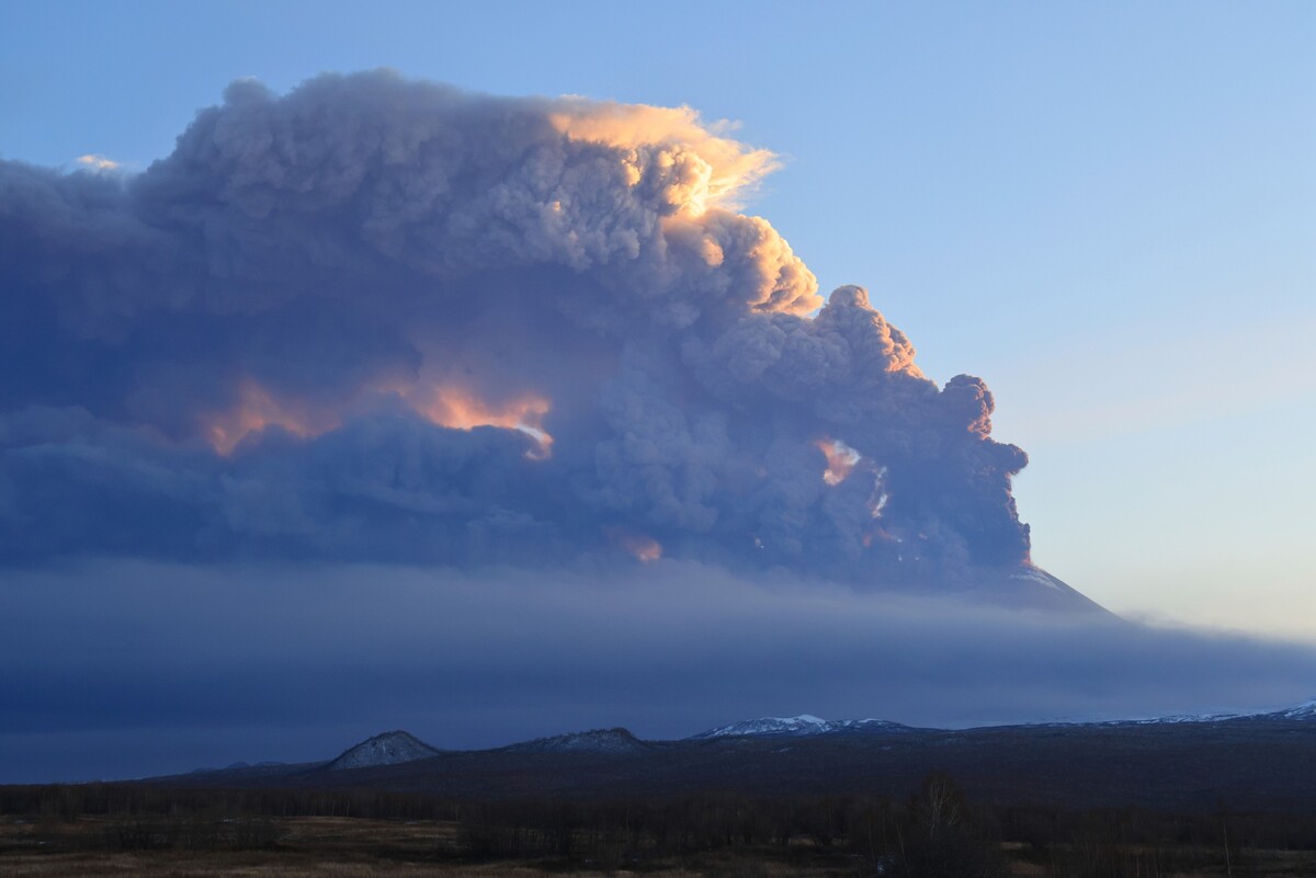Na snímke Kľučevská sopka chrlí popol počas erupcie na ruskom polostrove Kamčatka v stredu 1. novembra 2023. 