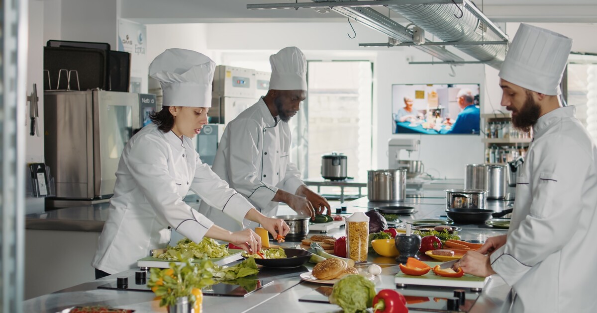 Nezaměstnanost v Česku v květnu klesla. Před letní sezónou přibývá míst v cestovním ruchu a pohostinství