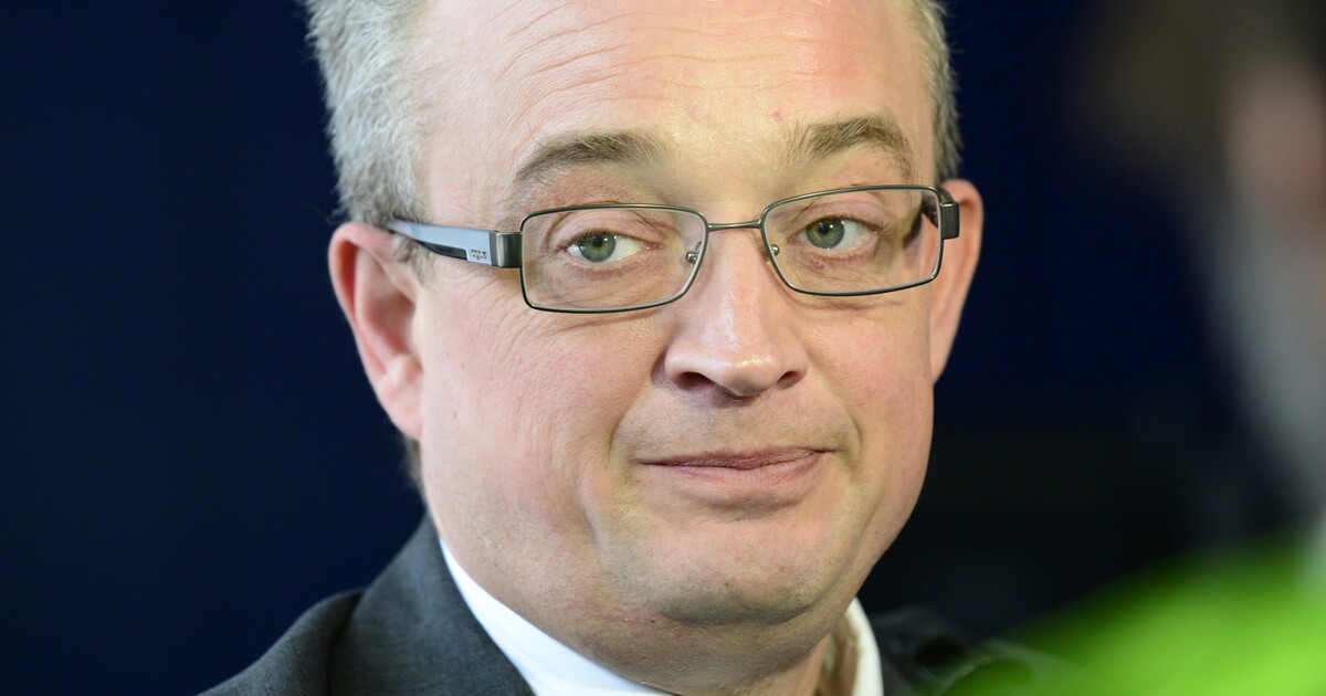 Poslanec Benda kouřil IQOS na palubě vládního speciálu. Pilot ho musel napomenout