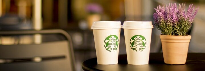 Starbucks přestane používat plastová brčka