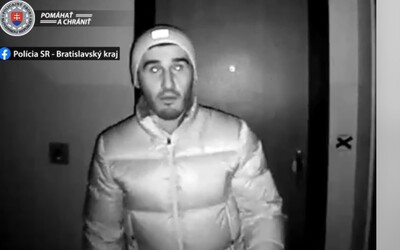 VIDEO: Zlodeji si takto značkujú byty v Bratislave. Na magnetické zámky lepia špeciálne nálepky, aby ich znefunkčnili.