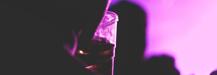 V centru Prahy už si alkohol nedáš. Stačí otevřená lahev a můžeš dostat pokutu 10 tisíc