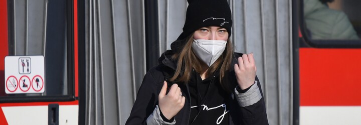 V MHD či obchodě budou možná stačit jen roušky. Ke změně by mohlo dojít od 1. července