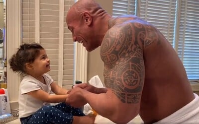 The Rock své dceři rapuje při mytí rukou. Koronaviru vzkazují, aby už šel pryč.