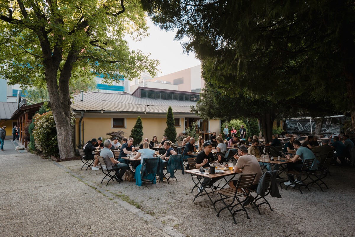 Na terase Meštianskeho pivovaru je vždy plno.