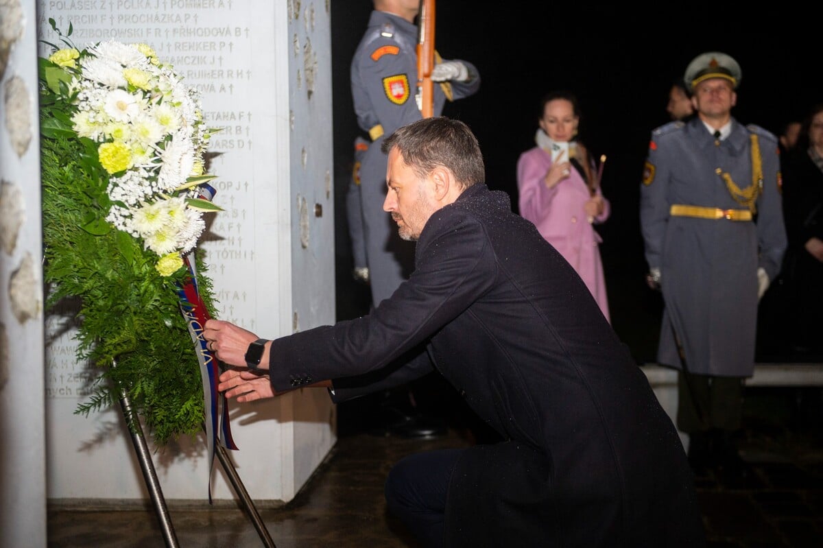 Premiér Eduard Heger položil veniec pri príležitosti Dňa boja za slobodu a demokraciu pri pamätníku Brána slobody na Devíne.