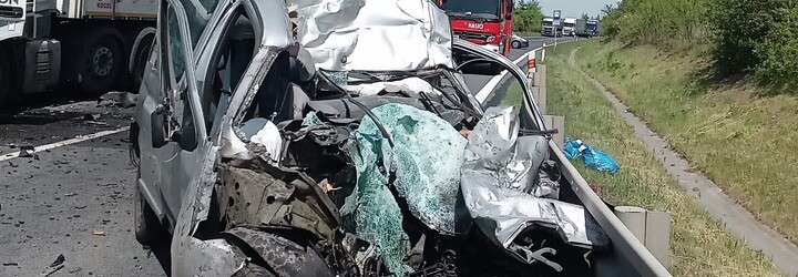 Při střetu osobního a nákladního auta zemřel v Líbeznicích muž