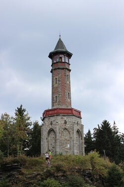 Tato kamenná a cihlová novogotická rozhledna na vrchu Hvězda v západních Krkonoších měří 24 metrů a její stavba byla zahájena už v roce 1847. Znáš její název?