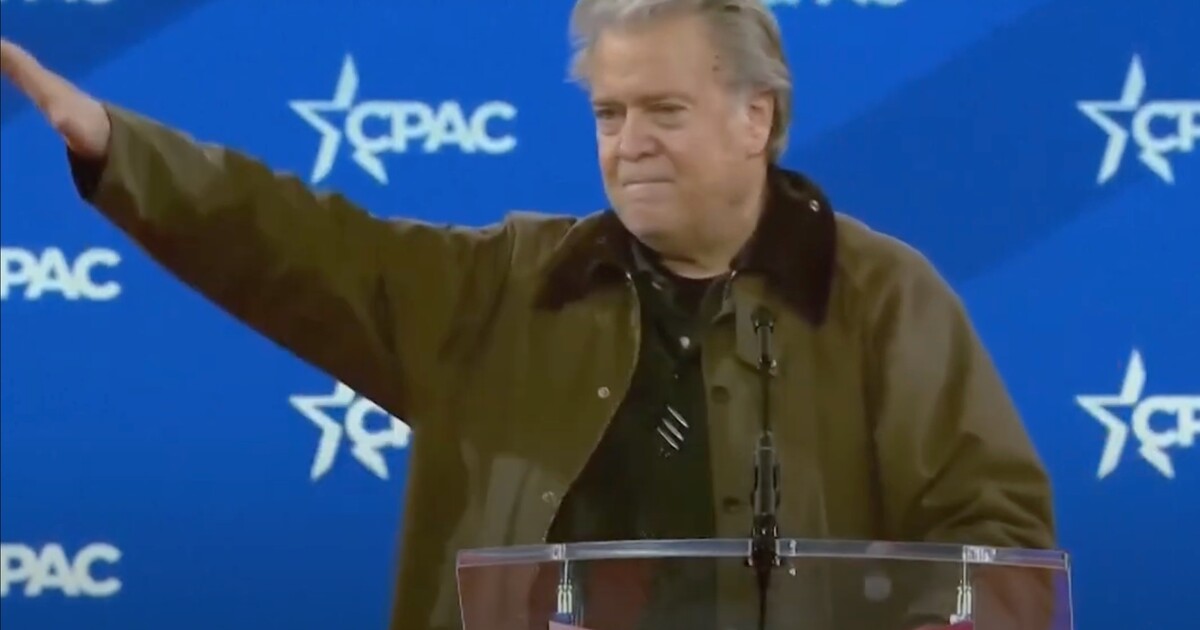 Další Trumpův blízký spojenec si zahajloval. Po Muskovi předvedl nacistický pozdrav i Steve Bannon