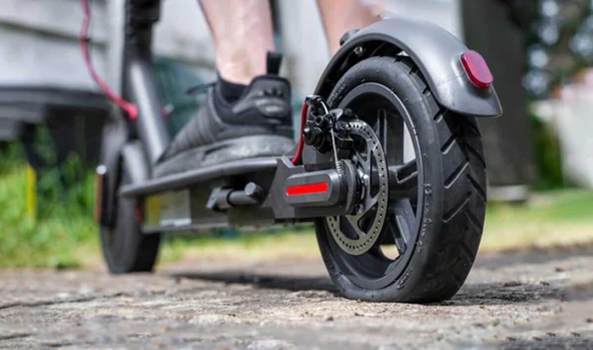 Kontrolovanie dezénu pneumatík nie je dôležité iba na automobiloch a motorkách. 