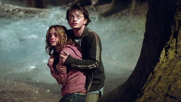 Akým zaklínadlom sa Harry dostal cez sochu jednookej čarodejnice do tajnej chodby smerujúcej do Rokvillu? 