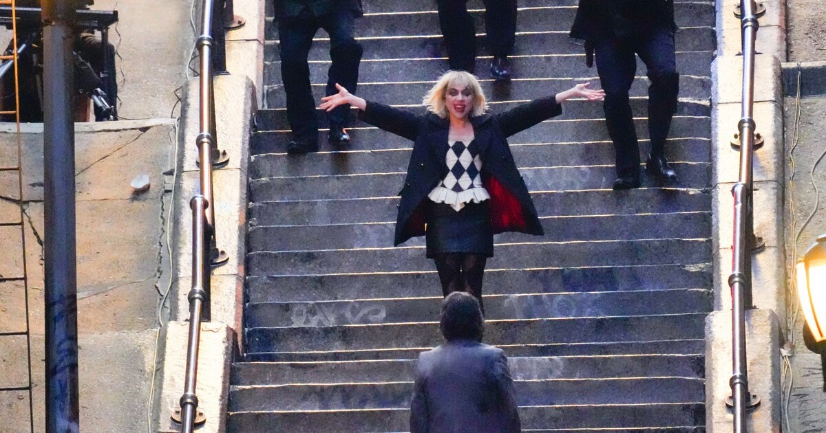 Obrazem: Lady Gaga a Joaquin Phoenix sehráli ikonickou scénu z prvního Jokera. Podívej se, jak to filmovému páru sluší