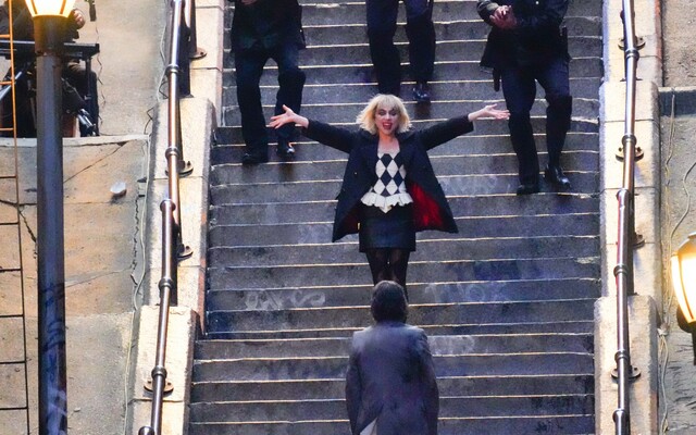 Obrazem: Lady Gaga a Joaquin Phoenix sehráli ikonickou scénu z prvního Jokera. Podívej se, jak to filmovému páru sluší