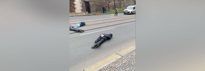 Ekoaktivisté v Praze se na silnici stylizovali do obětí ruské agrese v ukrajinské Buči. Jednoho aktivistu skoro srazilo auto