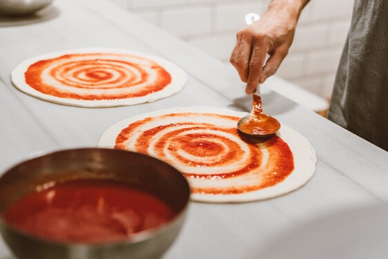 Iba jeden z týchto druhov pizze má zvyčajne paradajkový základ. Ktorý?