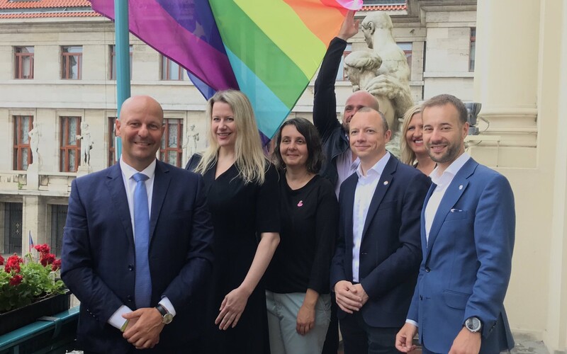 Praha vyvěsila duhovou vlajku. Jde o symbol a oslavu toho, že můžeme být každý tím, kým chceme, vysvětluje.