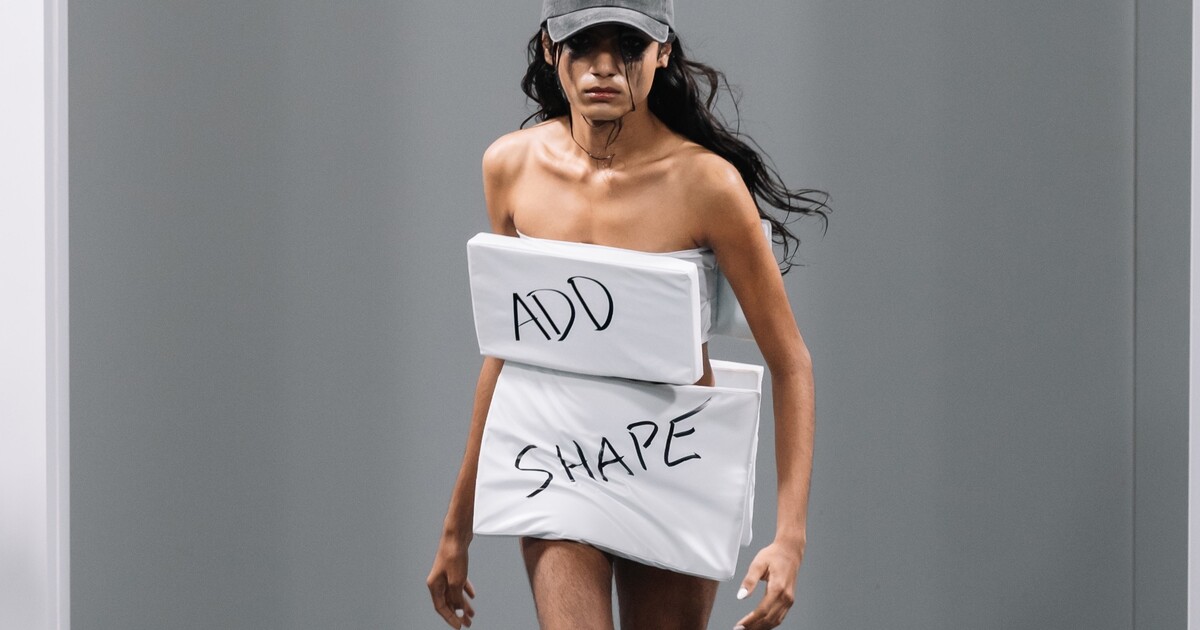 „Bizár nejvyššího kalibru.“ Někteří se vrhli na molo sotva oblečení. Taková byla módní show značky AVAVAV