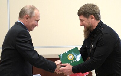 Čečenský diktátor Kadyrov už tri týždne pred inváziou sľúbil Putinovi, že dá zavraždiť Zelenského, tvrdia Ukrajinci.