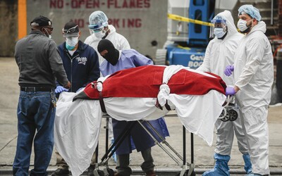 V USA za 24 hodin zaznamenali nejvyšší počet úmrtí na koronavirus. Američané také prolomili rekord v nakupování zbraní.