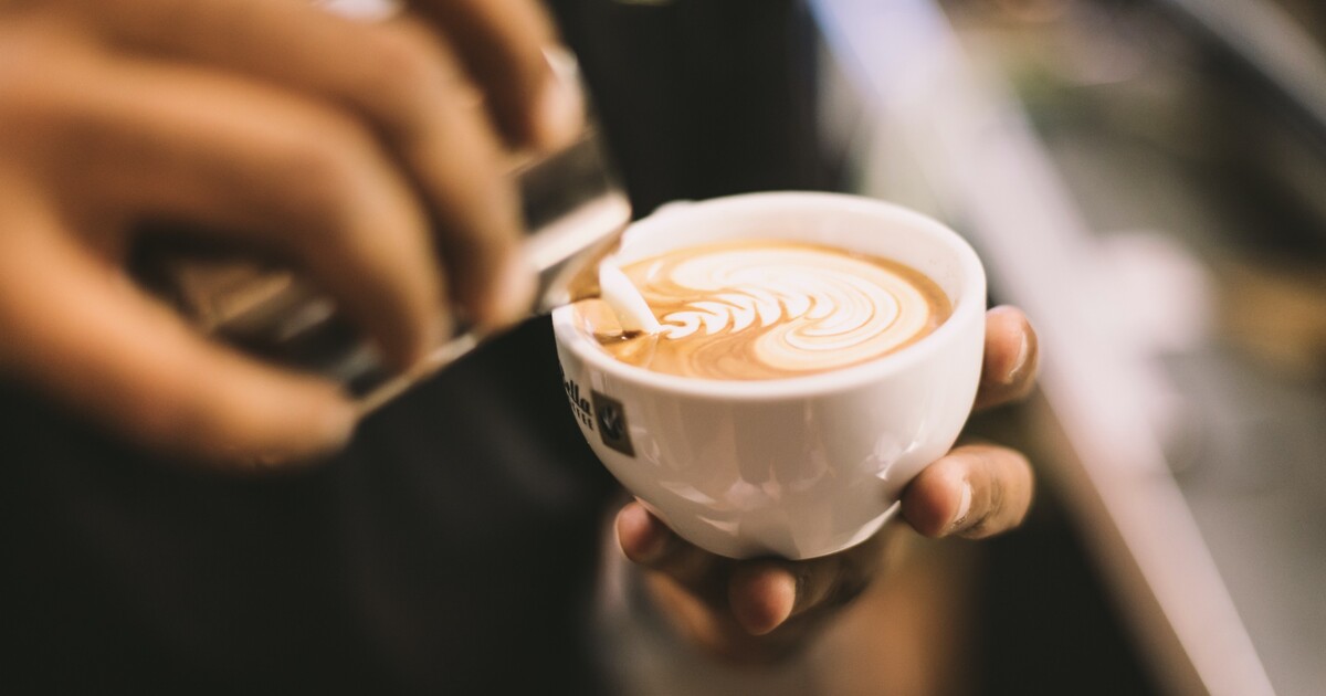 Piješ příliš horké nápoje? Měl*a bys zpozornět, můžou ti hrozit zdravotní problémy