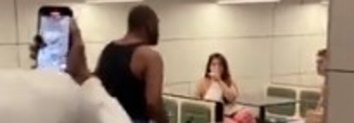 Muž vytiahol v McDonald’s na ľudí sekeru, vyhrážal sa a rozbíjal interiér. Incidentu predchádzala nerovná bitka