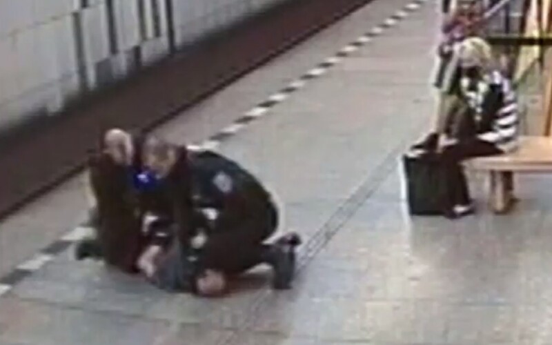VIDEO: Policisté zpacifikovali v metru muže bez roušky.