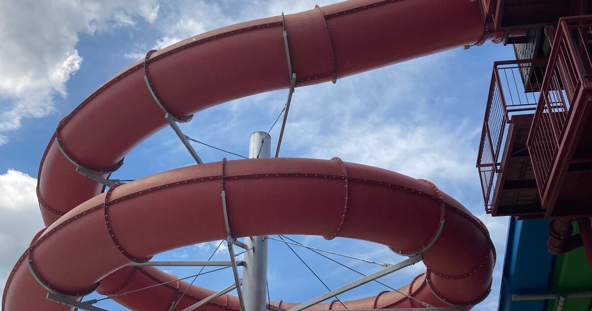 Tragédie v Chorvatsku: Dvouletá holčička zemřela po pádu ze skluzavky, otci vypadla z rukou