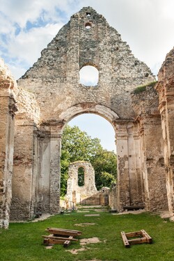 Kláštor bol postavený v roku 1618 na mieste prastarej kaplnky, kde sa podľa dávnej legendy zjavovala mladému grófovi Jánovi Apponyimu svätá Katarína. Ako sa táto pamiatka nazýva?