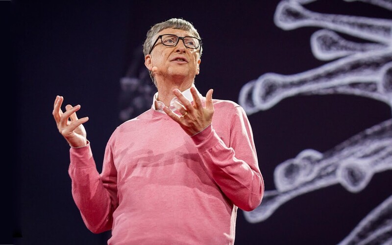 Bill Gates před následky virové epidemie varoval již v roce 2015. Pusť si jeho přednášku z konference TED.