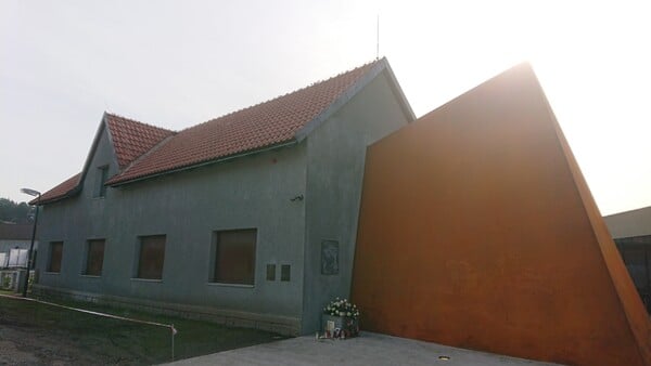 Dům na fotografii byl po roce 2015 přebudován na památník. Nachází se ve Všetatech ve Středočeském kraji. Kdo v něm vyrůstal?