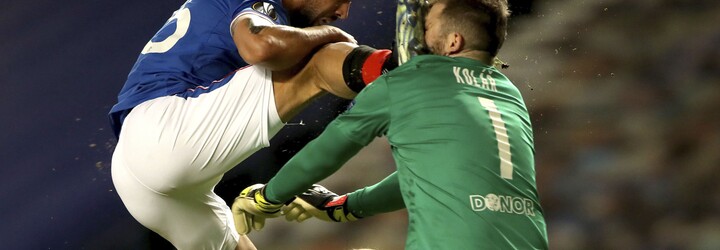 Video: Kopanec do hlavy ho vyšiel draho. Za skrvavenú tvár brankára dostal červenú kartu