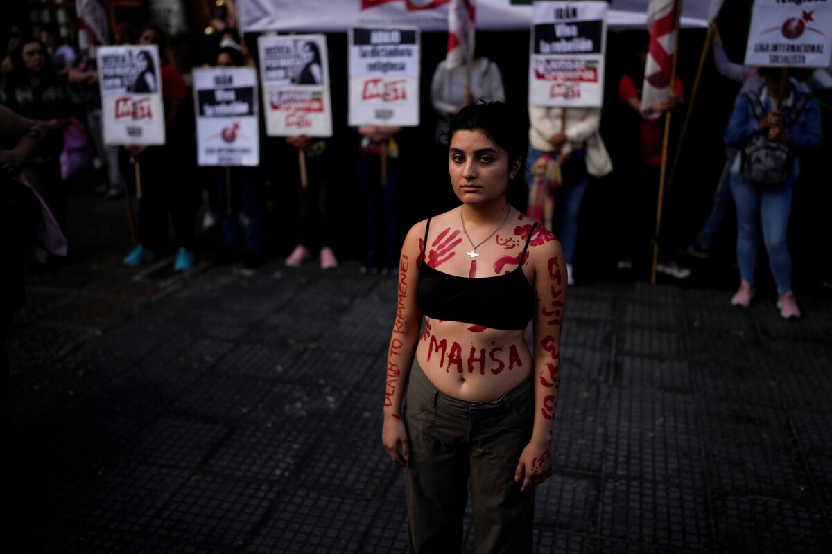 Jeden z protestov, ktoré vypukli po smrti 22-ročnej Iránky Mahsá Amíníovej v policajnej väzbe. Pri demonštráciách zomreli desiatky ľudí. Amíníovú zatkla mravnostná polícia, pretože porušila zákon, ktorý ženám nariaďuje nosiť hidžáb. Zomrela však po trojdňovej kóme, pravdepodobne na zlyhanie srdca. Teherán tvrdí, že zomrela prirodzenou smrťou. (27. septembra 2022)