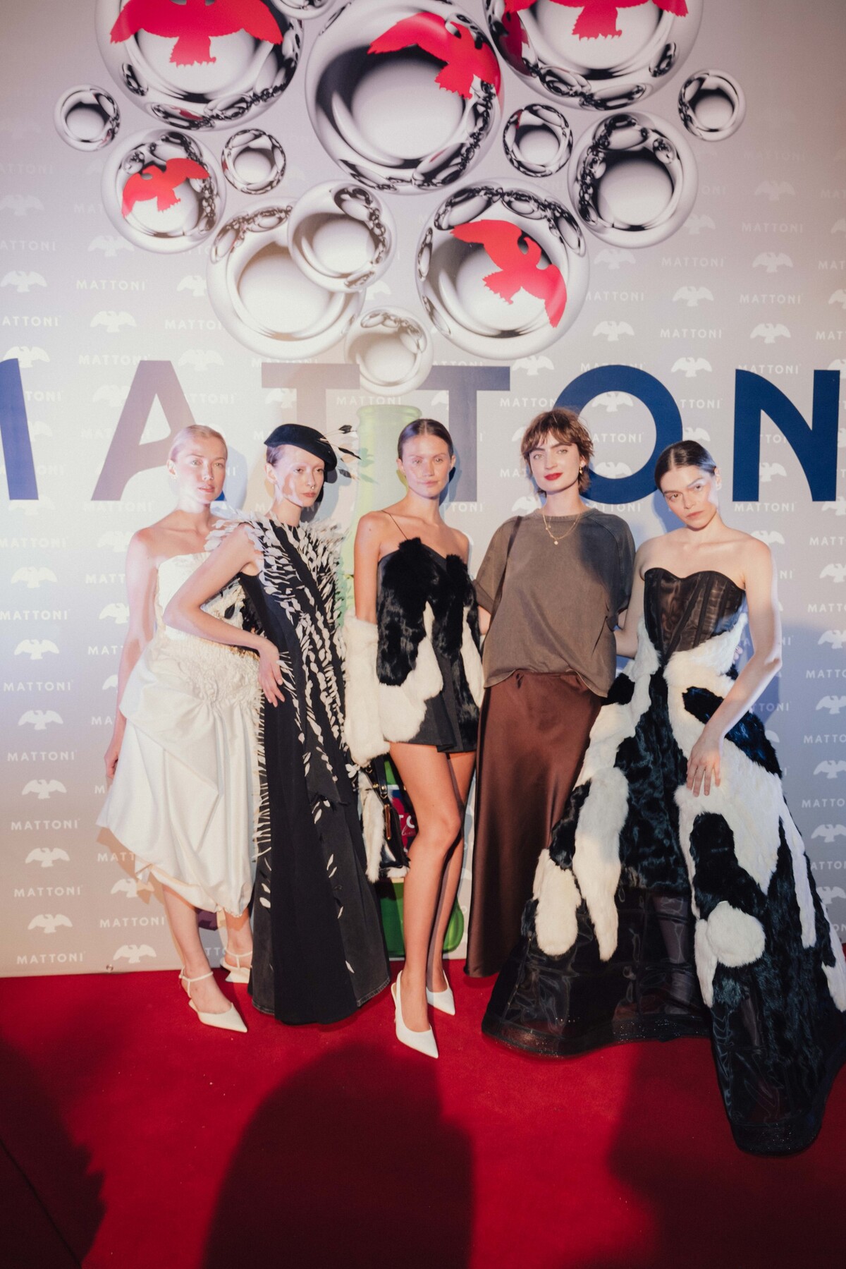 Designerka Anna Dunděrová s modelkami – čtvrtá zleva.