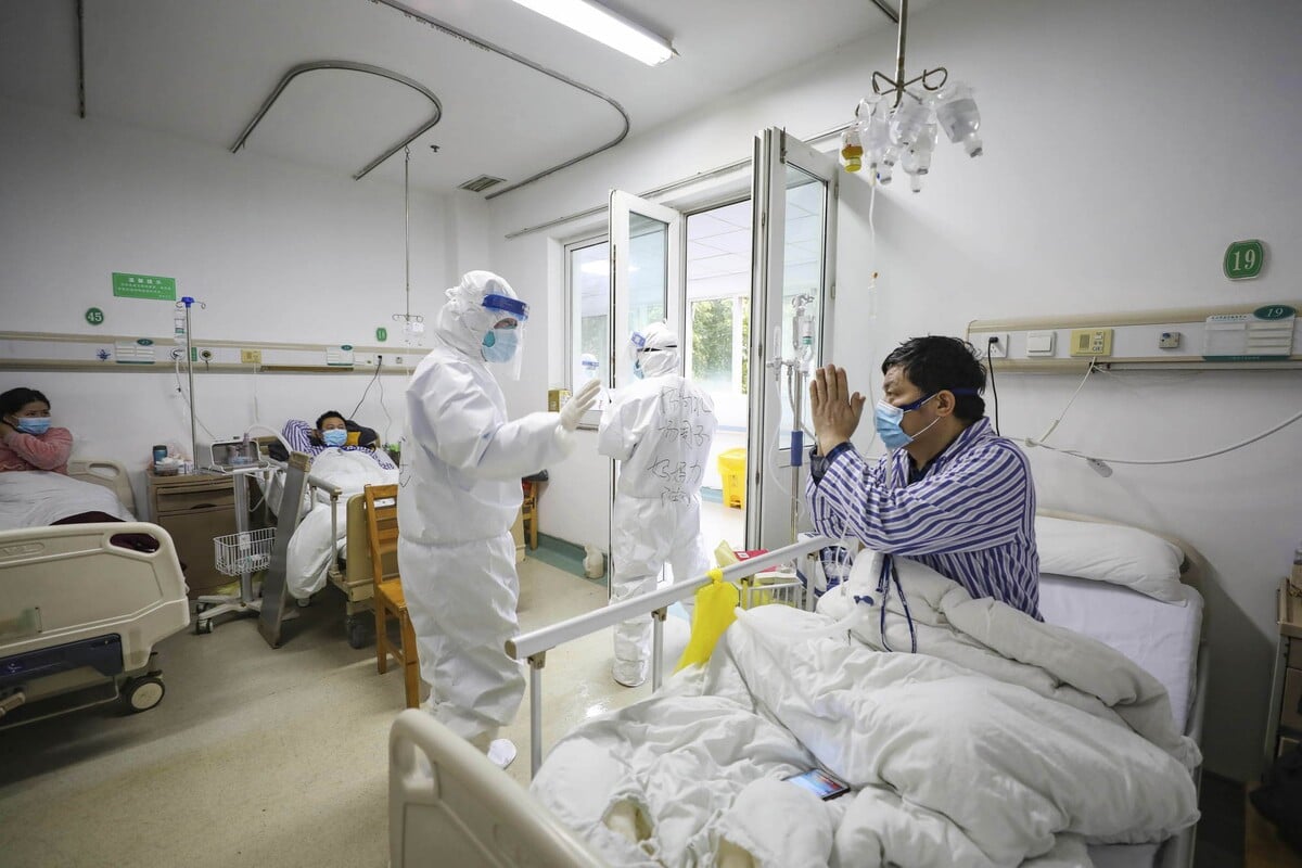 Pacient ďakuje lekárovi v nemocnici Ťin-jin-tchan, ktorá je určená pre kritických pacientov s novým smrtiacim koronavírusom spôsobujúcim ochorenie covid-19, 13. februára 2020 v čínskom Wu-chane.